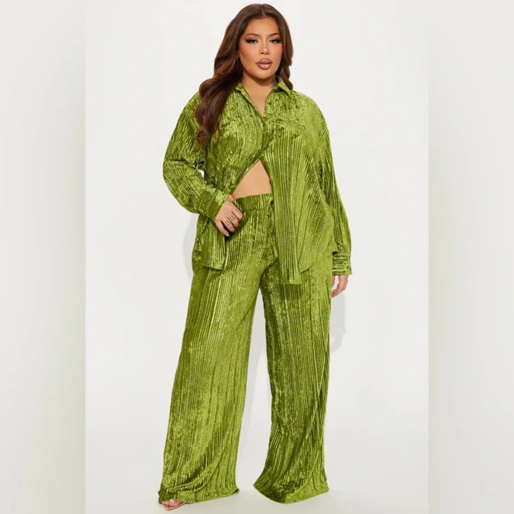 2x Fashion Nova Green Velvet Pants & Top Set - Picture 1 of 2